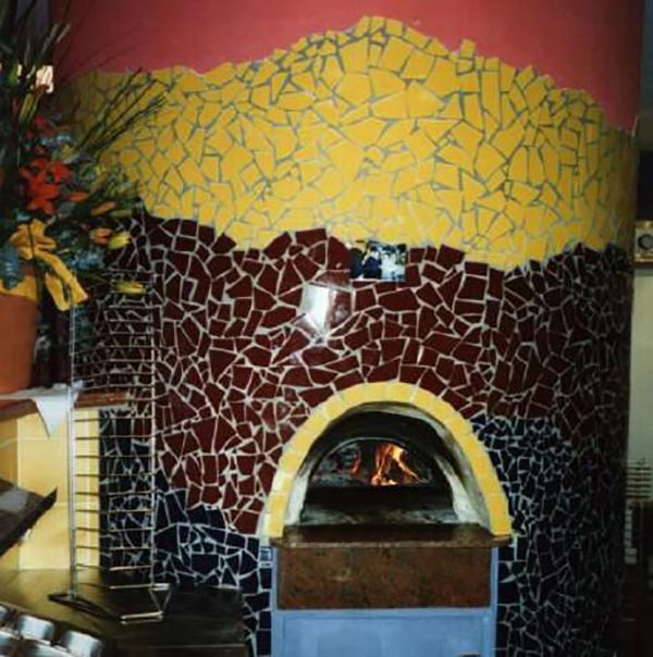 Forno pizza con mosaico artistico