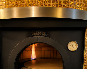La fiamma all'interno del forno per pizza