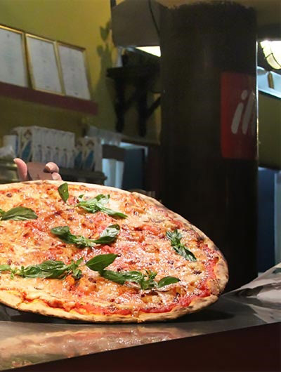 Un'enorme pizza tradizionale italiana Pizza margherita grande