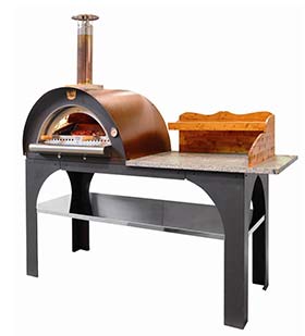 Forno per pizza con un piccolo ripiano per preparare e cuocere la pizza con un bel fuoco a legna