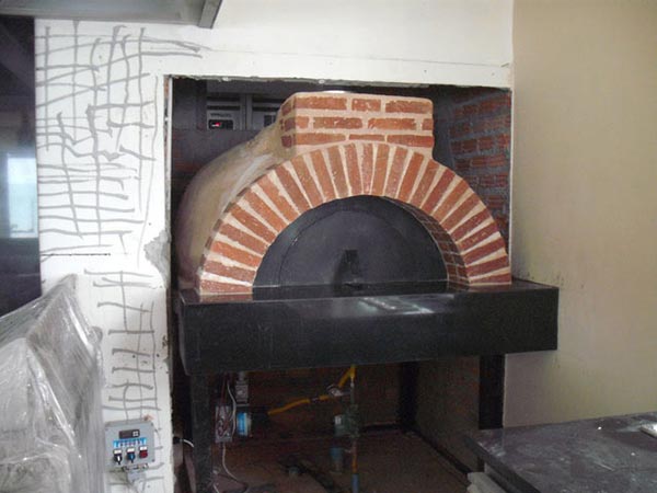 Classic pizza oven with black granit