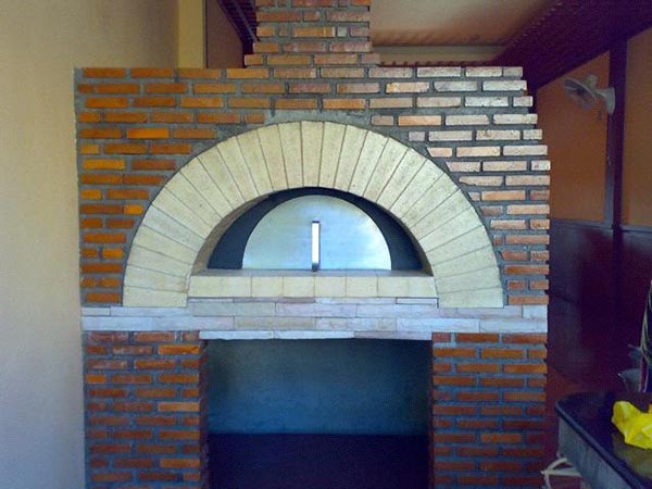 Classic Italian pizza oven