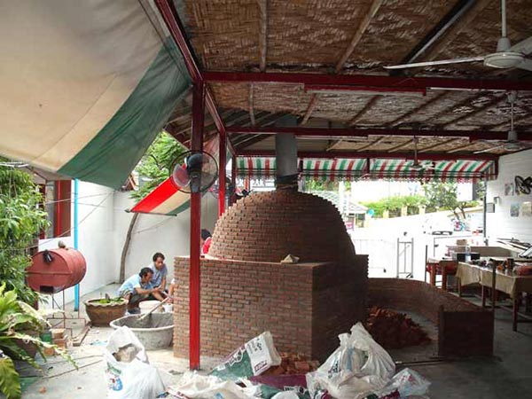 Forno per pizza in pizzeria in costruzione