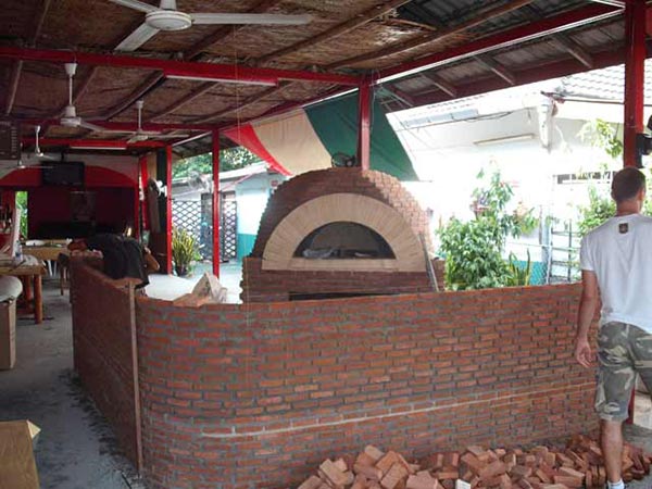 Forno per pizza e piano per fare la pizza in pizzeria