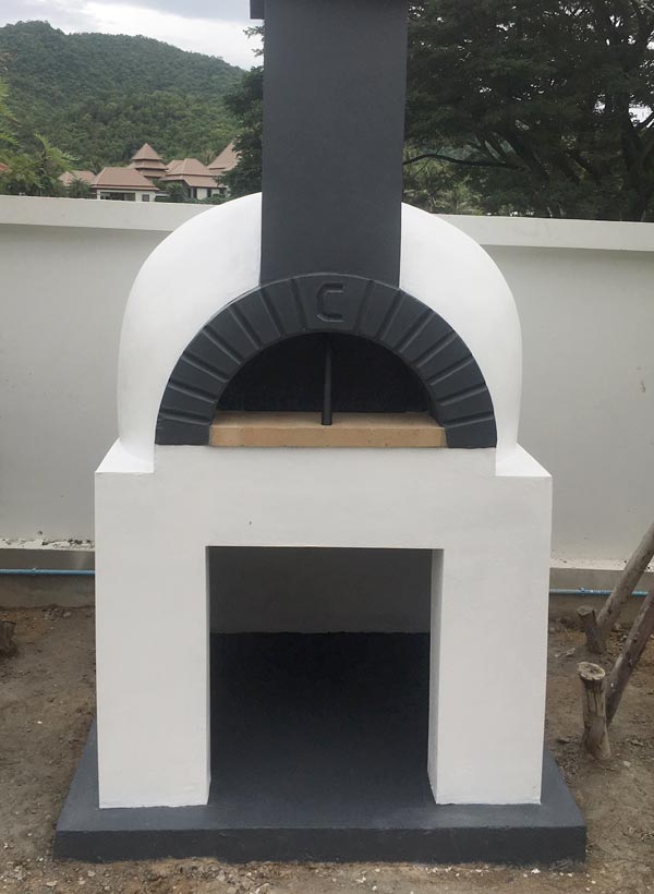 Pizza oven in black & white