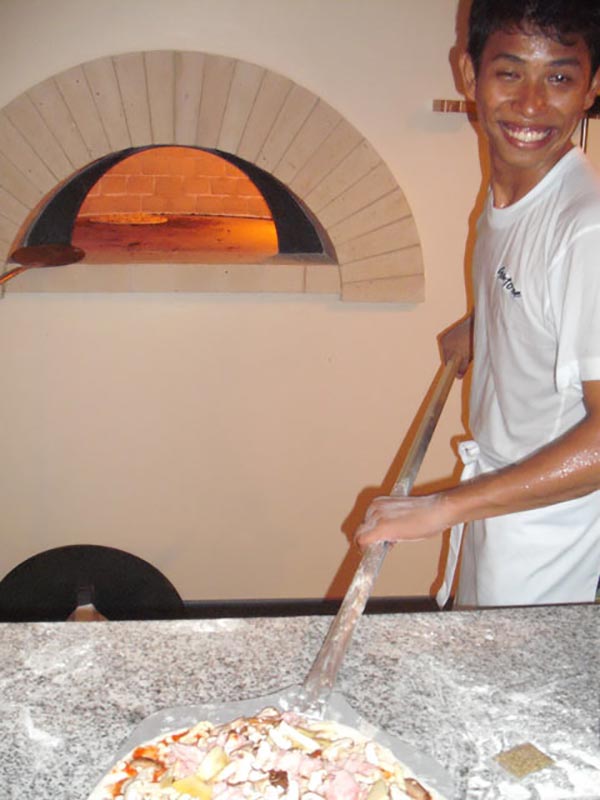 Moderno forno per pizza a Kata Beach