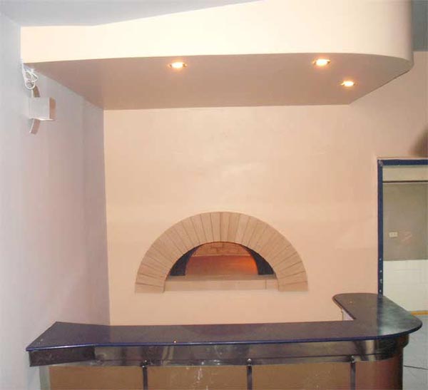 Forno per pizza da incasso in un ambiente moderno