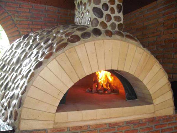 Forno con fuoco a legna