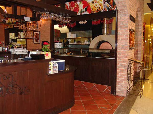 Forno per pizza in un ristorante tipico italiano