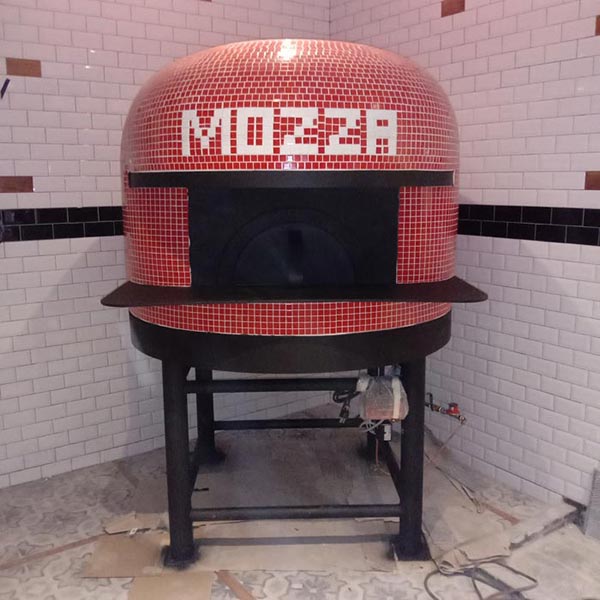 Forno con mosaico rosso