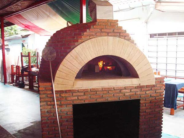 Forno decorato con mattoni rossi