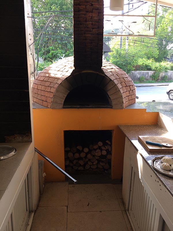 Pizza oven with counter