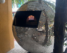 Forno per pizza a sfera con piano cottura rotante