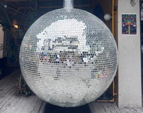 Forno per pizza in mosaico a forma di sfera